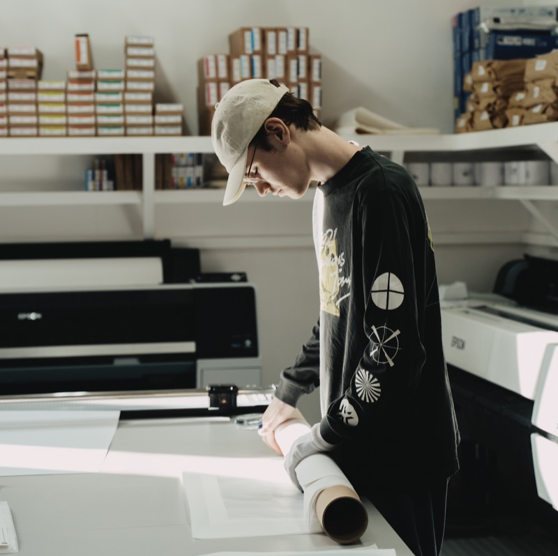 Un imprimeur préparant un tirage d'art jet d'encre pigmentaire dans le studio
