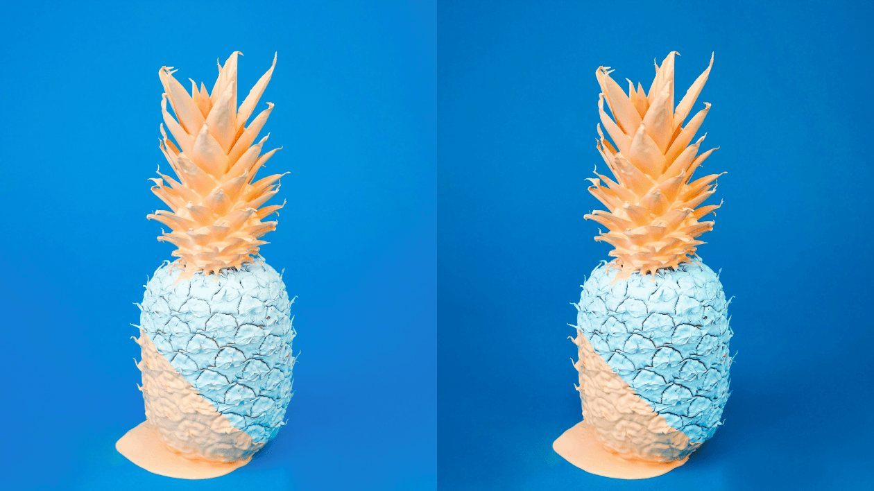 Due ananas dipinti uno accanto all'altro su uno sfondo blu